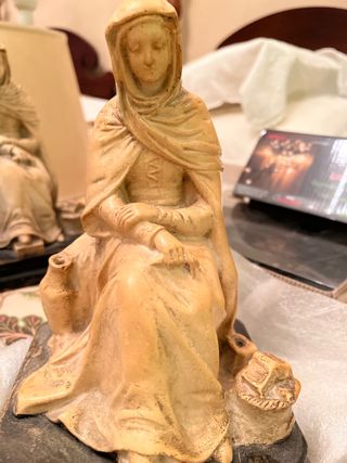 Figura de señora antigua