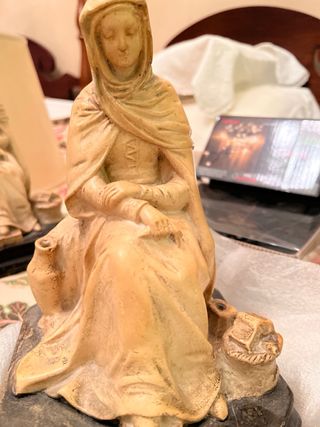 Figura de señora antigua