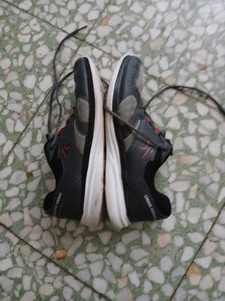 Zapatillas deportivas negras y grises