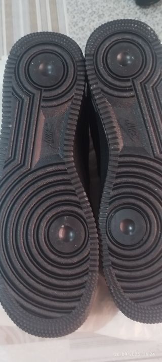 Bambas negras,sin uso las pedimos y eran pequeñas.
