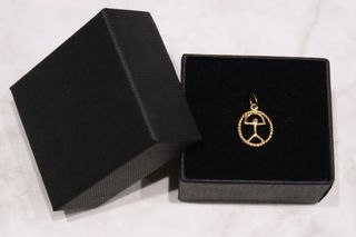 COLGANTE INDALO, ORO 18K/0.9