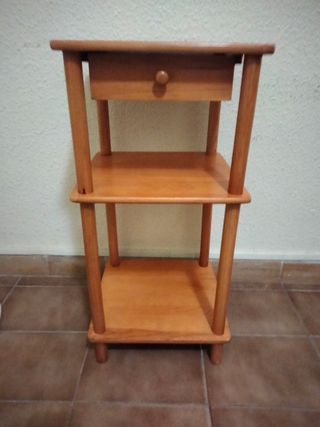 Mesita auxiliar de madera pequeña