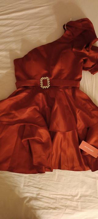 Abito monospalla rosso con cintura gioiello