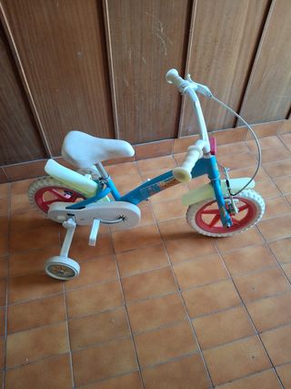 Bicicleta infantil azul con ruedines