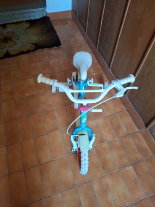 Bicicleta infantil azul con ruedines