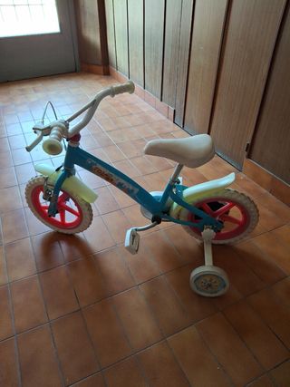 Bicicleta infantil azul con ruedines