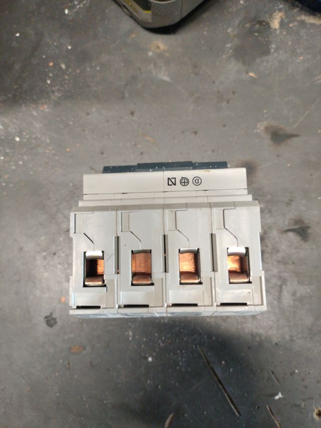 C16 Interruptor Trifasico Hager MC 416A