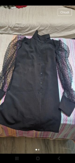 Camicia lunga nera con maniche a pois