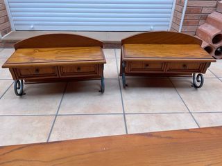 Mini mueble de madera con cajones y patas forjada