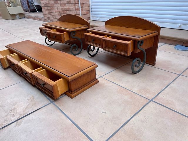 Mini mueble de madera con cajones y patas forjada