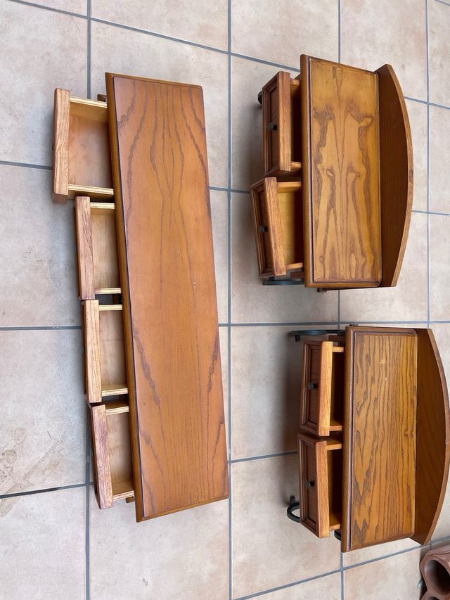 Mini mueble de madera con cajones y patas forjada