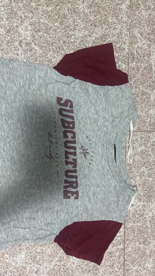 Camiseta corta gris y roja