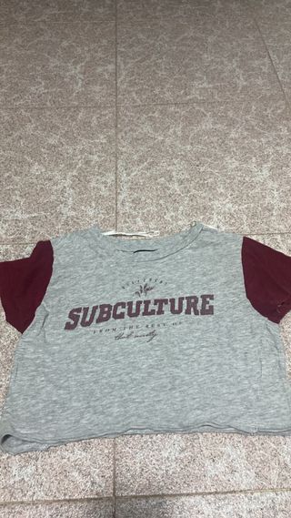 Camiseta corta gris y roja