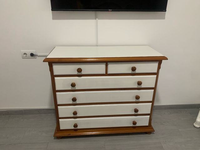 Cajonera de madera blanca y marrón