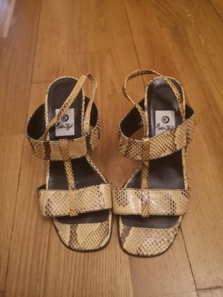 Sandalias efecto serpiente punta cuadrada