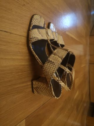 Sandalias efecto serpiente punta cuadrada