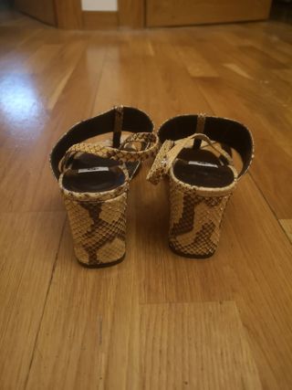 Sandalias efecto serpiente punta cuadrada