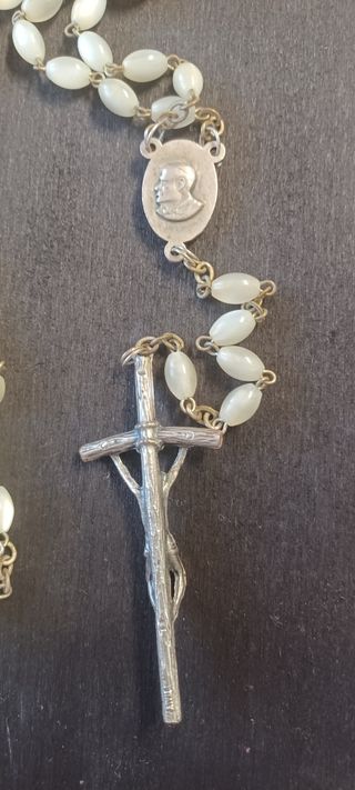 Rosario de cuentas nacaradas y crucifijo