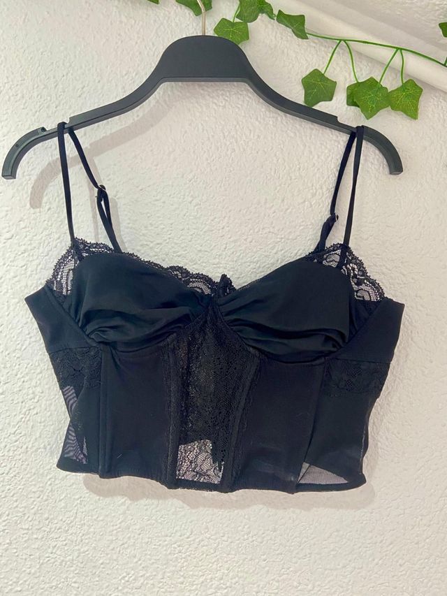 Crop top encaje negro Vintage escote Bershka
