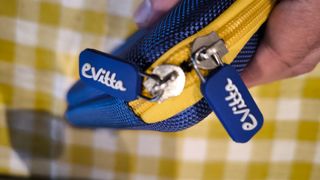 Funda transporte disco duro marca Evitta. 