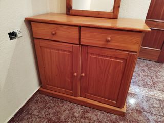Cómoda de madera con espejo