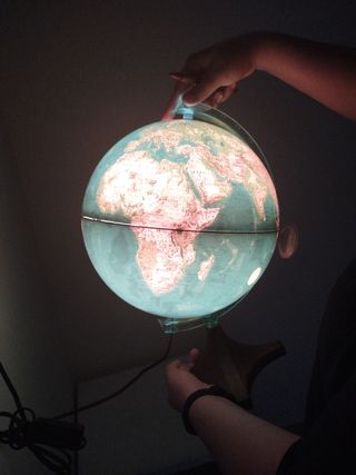 Globo terráqueo iluminado