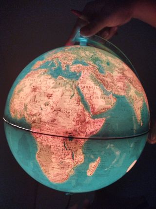 Globo terráqueo iluminado