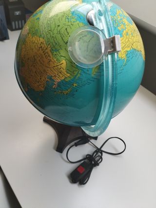 Globo terráqueo iluminado