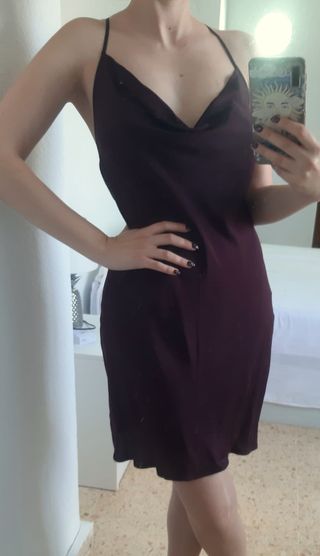 Vestido corto con espalda al aire. De H&M. Nuevo s
