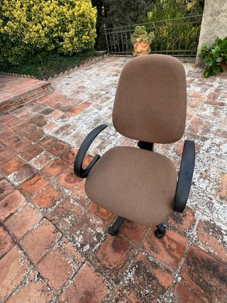 Silla de oficina giratoria marrón