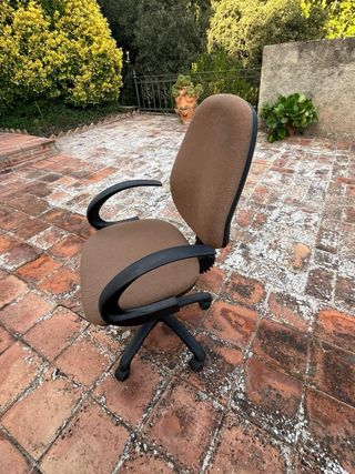 Silla de oficina giratoria marrón