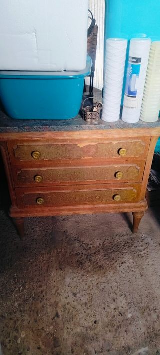 Mesita antigua de madera para restaurar
