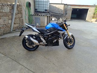 Suzuki GSR750