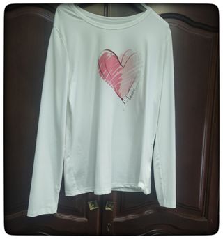 Camiseta blanca con corazón rosa