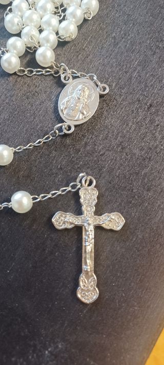 Rosario de perlas blancas con cruz