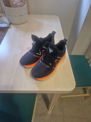 Zapatillas deportivas negras y naranjas