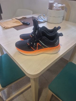 Zapatillas deportivas negras y naranjas