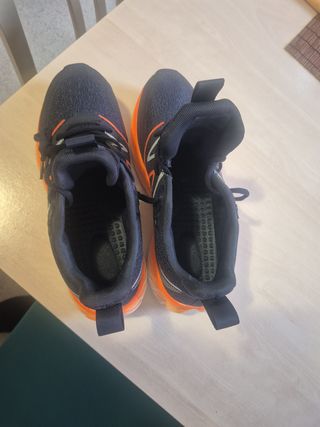 Zapatillas deportivas negras y naranjas