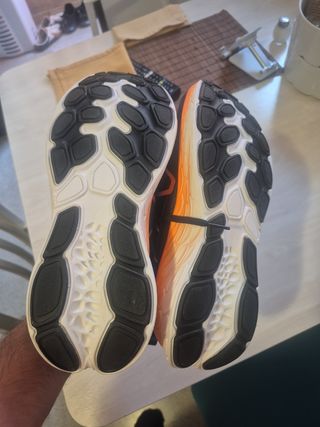 Zapatillas deportivas negras y naranjas