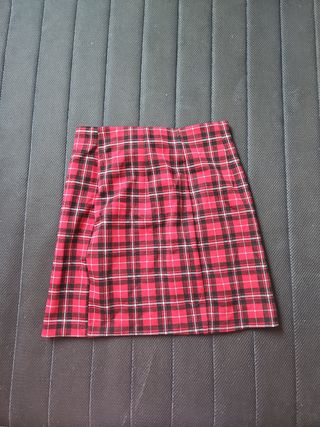 Falda corta cuadros roja y negra