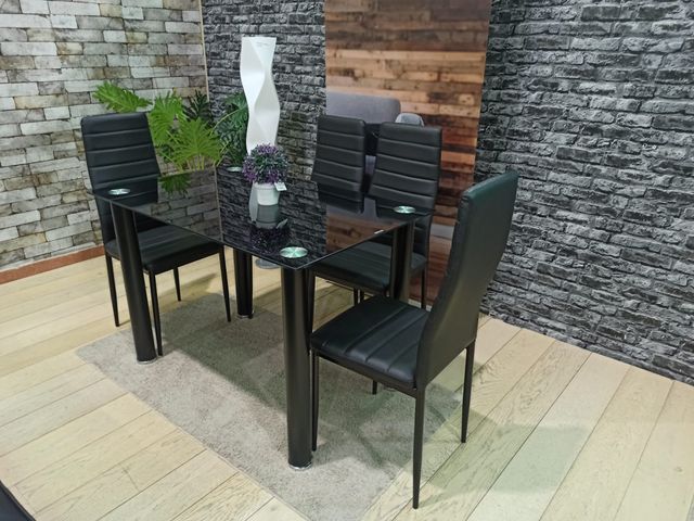 Mesa de comedor cristal y 4 sillas negras