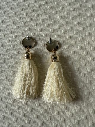 Pendientes largos con flecos beige y dorados