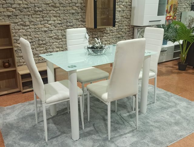 Tavolo da pranzo in vetro e metallo