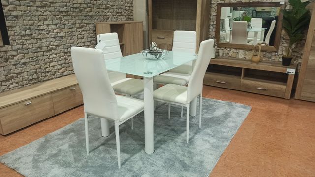 Tavolo da pranzo in vetro e metallo