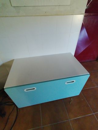 Arcón blanco y azul poco uso