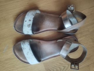 Sandalias niña de piel.
Talla 35. Doradas y blanca