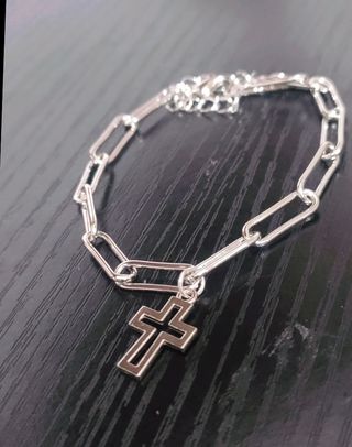 Bracciale in acciaio con ciondolo a croce