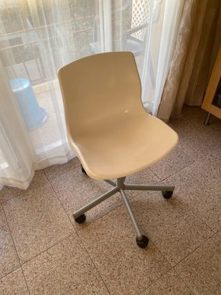 Silla de oficina con ruedas beige