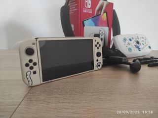 Nintendo Switch OLED Blanca y Negra.