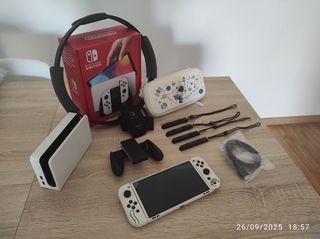 Nintendo Switch OLED Blanca y Negra.